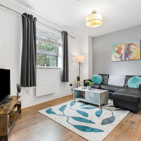 Spacious 1 Bedroom Apartment In Central โวคิง ภายนอก รูปภาพ