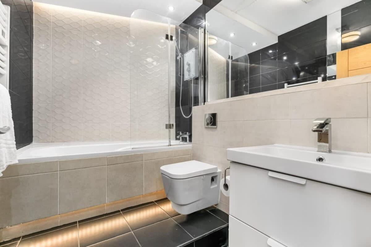 Spacious 1 Bedroom Apartment In Central โวคิง ภายนอก รูปภาพ