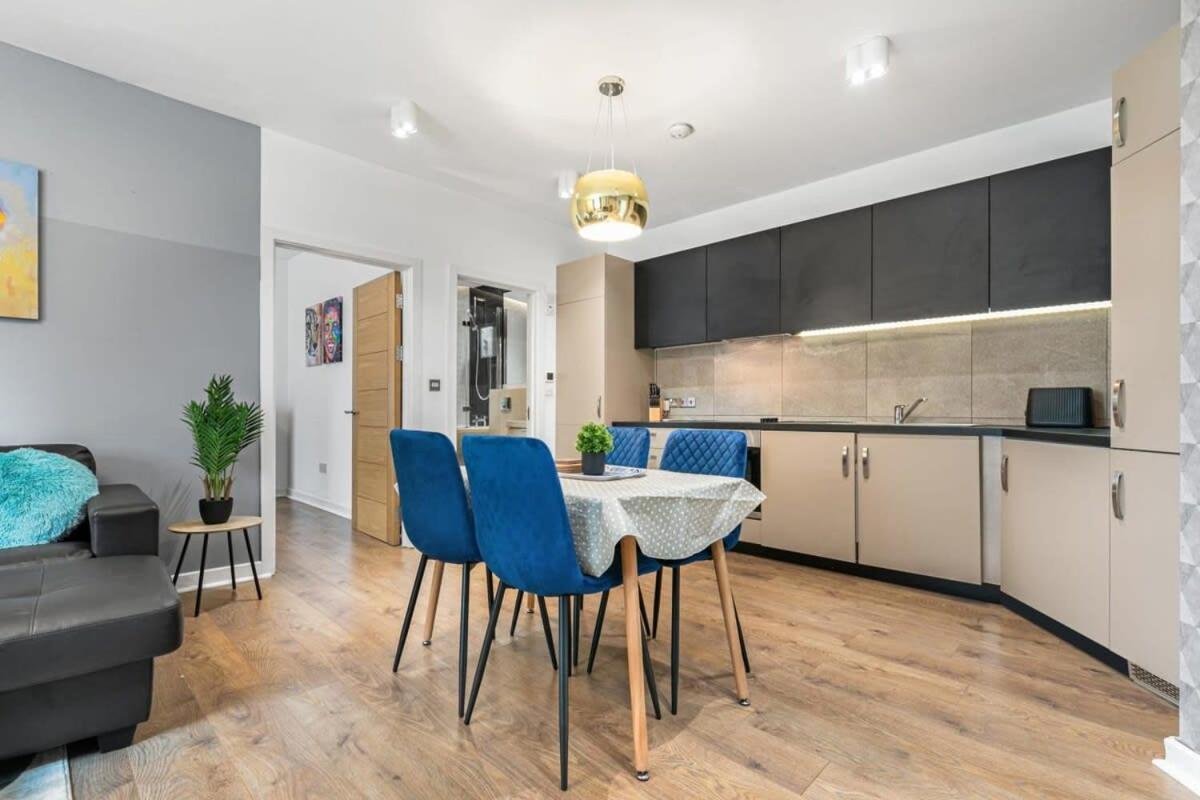 Spacious 1 Bedroom Apartment In Central โวคิง ภายนอก รูปภาพ