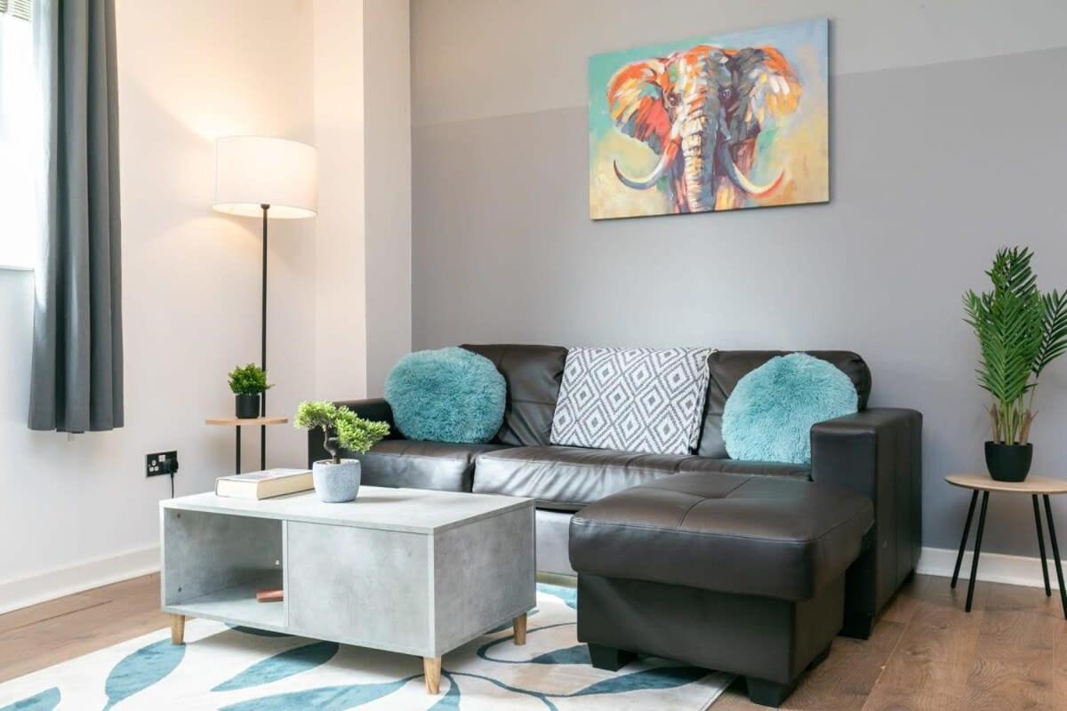 Spacious 1 Bedroom Apartment In Central โวคิง ภายนอก รูปภาพ