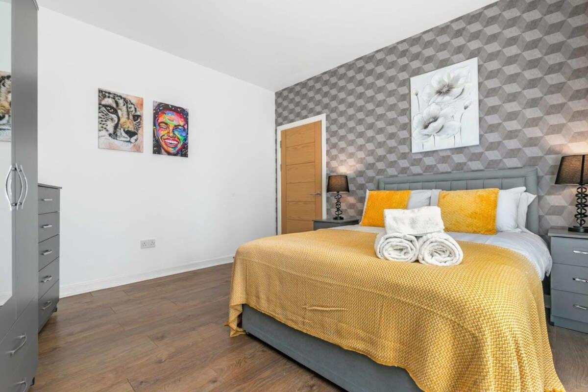 Spacious 1 Bedroom Apartment In Central โวคิง ภายนอก รูปภาพ